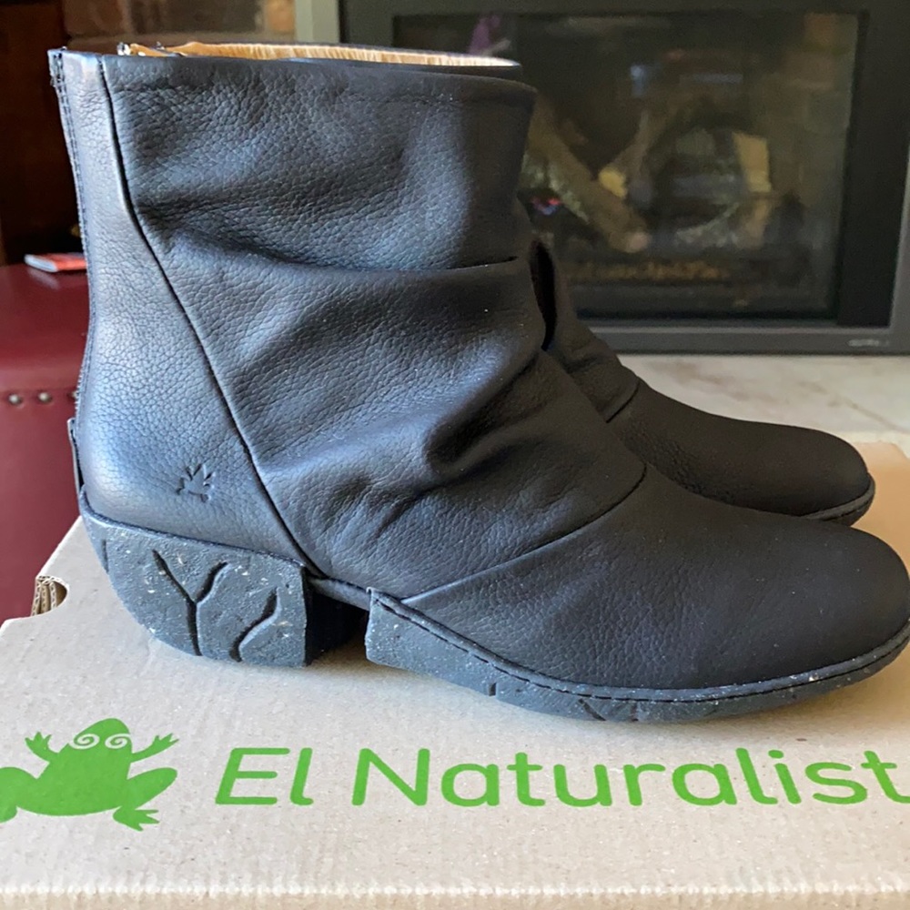 El Naturalista black leather ankle boots